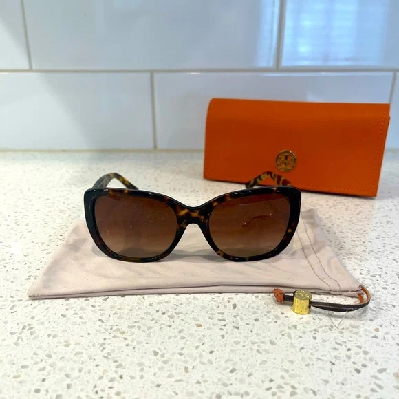 Tory Burch Tortoiseshell Sunglasses with Orange Logo Case Tory Burch | Accessories | Tory Burch Sunglasses Soft  main image 4